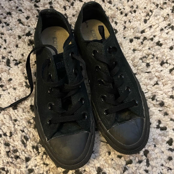 Black converse - Picture 1 of 3